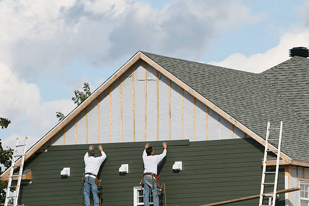 Professional Vinyl Siding technician working in Eldorado, IL